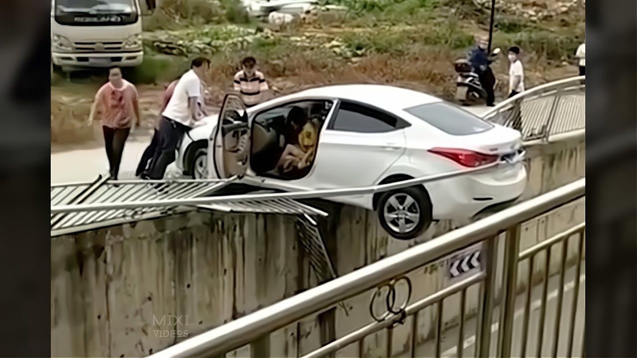 IDIOTS-IN-CAR-COMPILATION-001-attachment